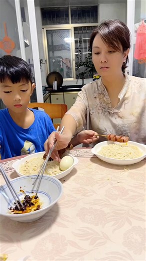 Can't get the chicken, so eat the fried rice. #Family fun moments #Mother and son daily life #Mother and son daily routine | Little Yang Show