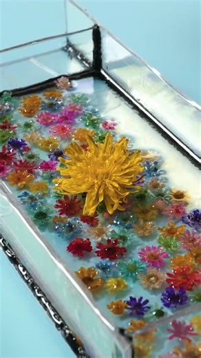5-Minute Crafts on Instagram: "Fashion meets flowers! Creating a lovely epoxy crown 👑🌸 #resindiy #floralcrafts #accessorymaking"