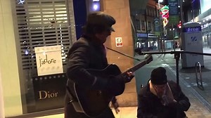 Homeless man joins busker for spontaneous NYE street jam