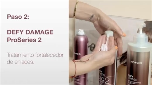 La línea Joico Defy Damage está formulada para proteger y fortalecer el cabello frente al daño diario, preservando los enlaces capilares y prolongando la vitalidad del color. Sus fórmulas incorporan ingredientes de alto rendimiento como péptidos de avena, aceite de semilla de moringa, fosfatidilcolina y keratina hidrolizada, que trabajan en conjunto para mejorar la resistencia, suavidad y brillo del cabello. Además, integra antioxidantes y lípidos protectores que ayudan a blindar la fibra capila