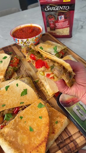 #SargentoPartner My SHEET PAN SAUSAGE AND PEPPER WRAP is the ultimate #gameday dish! It’s a melty mix of crumbled sausage, sautéed peppers, onions, and lots @Sargento Cheese Naturally Flavored Crushed Red Pepper Flakes Shredded Cheese—for that bold flavor.....then it’s baked into golden, crispy tortilla layers and sliced into shareable squares. #AD Ingredients 2 ½ lbs of spicy or mild Italian sausage, uncased 1 sweet yellow onion, deseeded and chopped 2 red bell peppers, deseeded and chopped 1 t