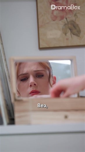 Caja de drama on Instagram: "ver👉🏻 https://short.inbeidou.ai/link/dramabox/serial/2SGFxsaJ/14 🌟 Continúa la historia aquí 👉🏻 📲 Encuentra la serie completa en la app "DramaBox" 🔍 Busca la "gih63" para disfrutar de cada episodio✨! Hace cinco años, Alejandro casi muere salvando a Bea, que le había donado a él su riñón, lo que le causó cáncer. Mientras ella buscaba tratamiento en el extranjero, Estrella, la secretaria de Alejandro, le miente y le dice que Bea le abandonó, y en realidad ella f