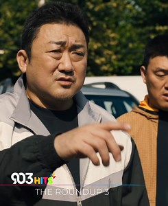 903 HITS | "THE ROUNDUP 3: NO WAY OUT" 📌Мангас цагдаа Ма Сог Ду эргэн ирлээ. Тэрээр энэ удаа Хотын мөрдөн байцаах хэлтэст нэгдэж Солонгост эрчээ авч буй Япон дээрэмчдийг дарж авахын тулд ажиллах болно. Түүний адал явдал болон хүчтэй цохилтуудтай хамт байгаарай. Муу залууст зугтах гарц үгүй!!! Хэрэглэгчид та бүхэн 903 HITS сувгийг SPECIAL багцаас хүлээн авч үзээрэй. #903HITS #Онцгой | MNBC