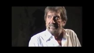 Gigi Proietti mattatore sul palco: la barzelletta sul cavaliere bianco e il cavaliere nero