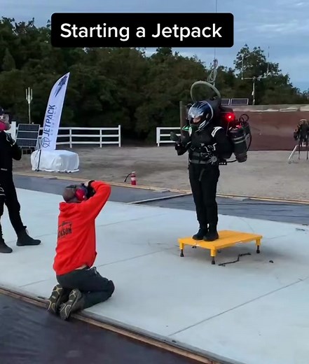 I took Jetpack Aviation’s very first Jetpack flight training class. It was hot, and soooo much fun🚀 #jetpack #flying #aviation #turbine