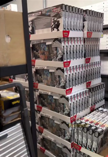 🚨 UNOVA HEAVY HITTERS ARE BACK AT COSTCO 🚨 Heavy Hitters: Unova Edition just resurfaced at local Costco locations 👀 If you missed it last time, this is your second chance. Unova isn’t just another region — it’s the first Pokémon region inspired by the real-world United States, specifically New York City. Skyscrapers, bridges, subways, tight city routes… this set really carries that concrete energy. The starters say it all: 🌱 Snivy — calm, calculated, elite vibes 🔥 Tepig — raw power, street 