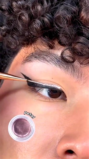 cat eye liner hack✨🖤🩶#softglamlook#eyemakeup#shortvideo#makeuptutorial#shorts #viralvideo