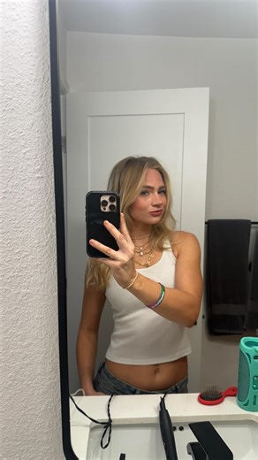 Taking out K-Tip extensions should never feel rough or rushed. If you’ve got fine or delicate hair, being gentle during removal makes all the difference — it keeps your natural hair healthy and helps it grow stronger in between installs. I always take my time to break down each bond and detangle softly so there’s zero unnecessary pulling. Healthy hair = better extension results every single time 🤍 📍Austin, Texas Specializing in lived-in color luxury K-Tip extensions ✨ #ktipextensions #hairexte