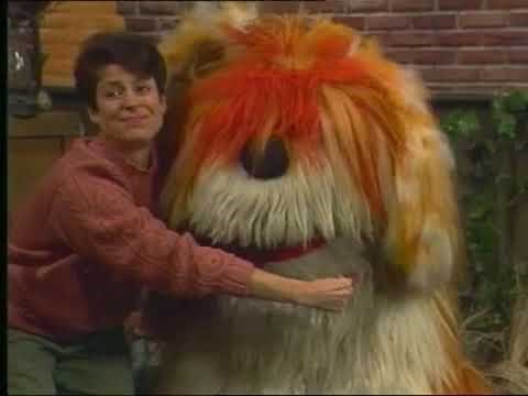 Sesame Street: Linda Makes a Bow for Barkley (1992)