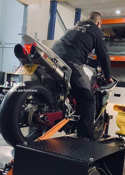 Yamaha R1 Big Bang: Akrapovic Exhaust Sound and Performance