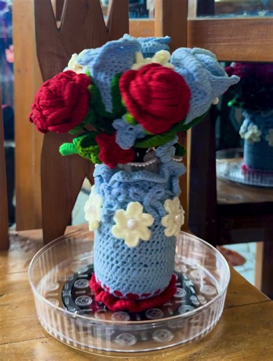 favorite project this february! ✨ blue and red jar motif vase 🦋 just slide me a dm for pre orders! 💌 had fun doing this…thank u for trusting me! 💙❤️ #crochet #crochetflowers #crocheting #crochetmadebylai #baguiobased