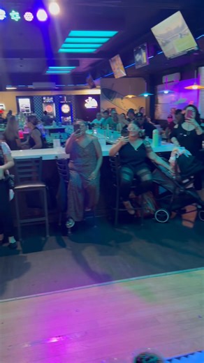 $300 Prize Hamburger Eating Contest | Raìna