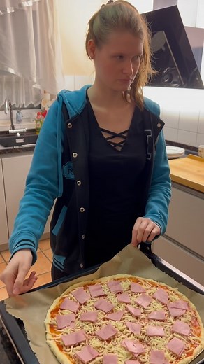 48K views · 277 reactions | Pizza Time!!!  #me @InaSilja #InaSilja #selbstgemacht #homemade #italy #pizza #pizzaprosciutto #pizzahawaii by #german #deutsch #female | Ina Silja Bietsch | Facebook