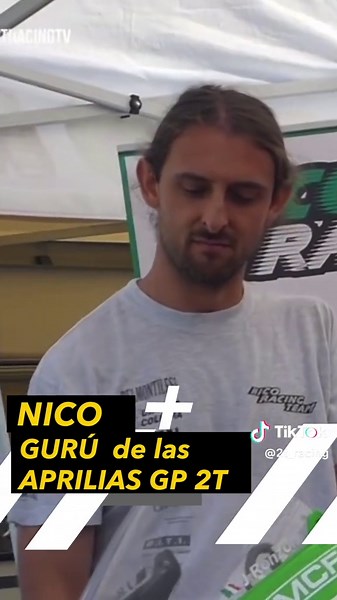 Os aseguro que nunca escuché una APRILIA GP como las que ÉL toca. Os contextualizo, año 2017 y me invitan al International Grand Prix (IGP) en Mugello, ya no se realiza, ahora el campeonato en Italia es el @2t.italiangp . Corrían 125cc GP y 250cc GP. Uno de los equipos era de un tal NICO (NICO RACING TEAM), cuando calentaba aquella APRILIA RSW250, solo deseaba que el micrófono de la cámara pudiera captar semejante sonido. Tuve la suerte de conocer allí mismo a Nico y a dia de hoy es quien mantie