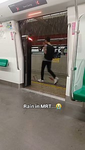 We need umbrella in MRT now?...🤯🧐 📷: tahin.rayhan tiktok | Sgmustwatchla