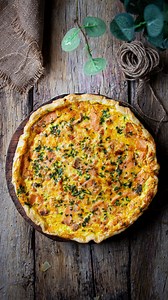 🥧🐟 Quiche con salmone e porri: un piatto semplice ma di grande effetto! Perfetta per un pranzo veloce, una cena elegante ottima anche per antipasto di Natale! Ingredienti (per uno stampo da 24 cm): 1 rotolo di pasta sfoglia o brisée 250 g di salmone affumicato 2 porri medio piccoli (350 g puliti) 4 uova 250 ml di panna fresca o panna da cucina 150 ml di latte 50 g di Parmigiano grattugiato 1 cucchiaio di olio extravergine di oliva Sale, pepe Prezzemolo per decorare Pulite i porri e affettateli
