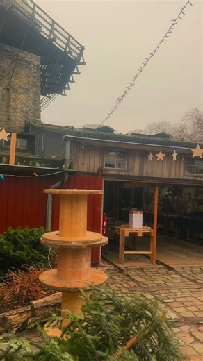 Endlich wieder Weihnachtsmarkt in Kappeln. Ihr habt es euch so gewünscht – und wir haben ein ganzes Jahr lang darauf hingearbeitet. 🎄✨ In den letzten Wochen steckten wir bis spät in Lichtketten, Tannengrün, Plänen, Absprachen und kleinen Details, die am Ende das große Gefühl ausmachen: Ankommen, Wärme, Zusammensein. Morgen um 15:00 Uhr öffnet die erste Weihnachtsmühle in Kappeln. Vom 5.–7. Dezember erwartet euch ein Markt, der bewusst familiär, nahbar und liebevoll gestaltet ist – ohne Übertrei
