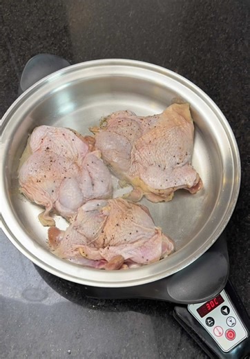 Guys basahin para iwas sa mga sakit. sharing is caring, knowledge is power 🤣 Seed Oil ❌ Animal fat ✅ Before seed oils became mainstream, people cooked with butter, lard, tallow, and animal fats. humans used fats for thousands of years. Here’s a fact people don’t talk about enough 👇 In the 1800s and early 1900s, heart attacks were extremely rare, not because people were perfect… but because: • Food was minimally processed • Cooking fats were stable natural fats • Sugar intake was low • Seed oil