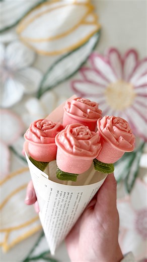 Rachel Anderson on Instagram: "Chocolate Marshmallow Flowers🌸 These marshmallow flowers are so simple to make and are a perfect gift for Mother’s Day! Comment “FLOWER” and I’ll send you a link with the flower mold and all the ingredients I used🌸🫶🏻. https://liketk.it/5bRwk #easyrecipes #marshmallows #marshmallowflowers #mothersday #mothersdayideas"