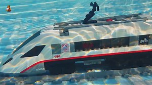 Lego 在水里行驶的火车