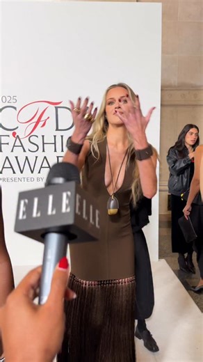 Kisses from @kelseaballerini! The singer (and April ELLE cover star) takes her @cfda Fashion Awards look for a spin. | ELLE Magazine (US)
