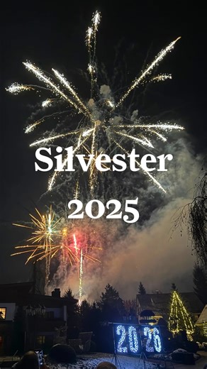 Hotel Bareiss on Instagram: "✨ Silvester 2025 im Bareiss – ein Abend für die Ewigkeit ✨ Gemeinsam mit unseren Gästen haben wir das Jahr 2025 auf ganz besondere Weise verabschiedet: Mit der traditionellen Silvesteransprache von Hannes Bareiss, einem gemeinsamen Rückblick auf das vergangene Jahr und voller Vorfreude auf das, was kommt. Anschließend begann der Service unseres exklusiven 9-Gang-Silvestermenüs – ein kulinarisches Erlebnis, das keine Wünsche offenließ: Leicht geräucherte Lachsforelle 