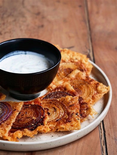 Aujourd’hui, on transforme des oignons en rois de l’apéro ! 🧅👑 Oublie les chips, on passe aux bouchées d’oignons crousti-parmesan ! Les ingrédients : - Oignons rouges et jaunes moyens - 400 g de parmesan râpé - 1 c. à soupe d'huile d’olive - 1/2 c. à café d'ail en poudre - 1/2 c. à café de paprika fumé - Poivre noir - Ciboulette - Mayonnaise - Citron - Ciboulette La préparation : Préchauffer le four à 200°C. Éplucher et trancher les oignons à l'aide d'une mandoline. Tapisser le plat de parmesa
