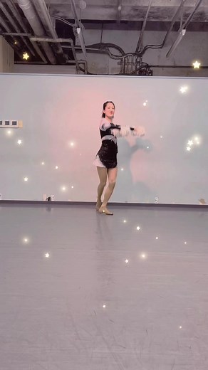 (音量up推奨！！)Planetsメンバー紹介💛💛在籍9年目のMamiko♡です♡この肩出し衣装、きっと見たことある人たくさんいるよね〜♡#planets #planetsdancecompany #dance #cheer #テイラースイフト