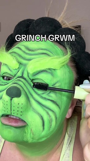 Transform into the Grinch with this Makeup Tutorial by ChelseaBananas