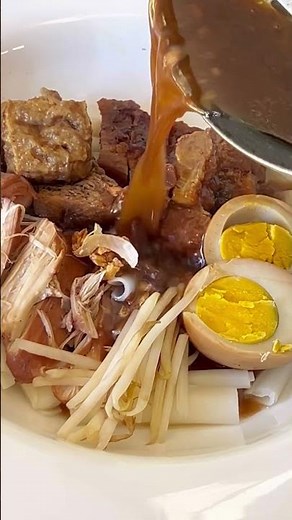 Rice roll with aromatic soup with chicken - ก๊วยจั๊บน้ำข้นไก่ #thaifood #cooking #authenticthai