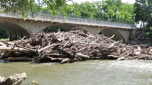 This video from yesterday afternoon shows the enormous log jam below the dam in Cottonwood Falls, Kansas. I've seen big ones here before, but this is the largest I have seen. http://www.kansastravel.org/cottonwoodfalls.htm | Kansas Travel at KansasTravel.org