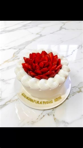 Vanilla chiffon Cake with fresh strawberries toppers