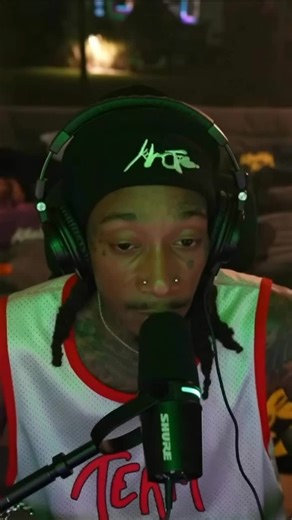 🌭🔥 Wiz Khalifa Announces New Album Khaotic While Eating a Hotdog on Stream, Internet Says “This Is Very Wiz” 🔥🌭 Wiz Khalifa officially announced his new album Khaotic in the most Wiz Khalifa way possible—on a livestream, mid-chew, casually eating a hotdog like it was just another Friday. As the chat spammed fire emojis, fans joked that the moment felt straight out of a “Black and Yellow” alternate universe, except this time it was “ketchup and mustard.” Wiz nodded, swallowed, and talked abou