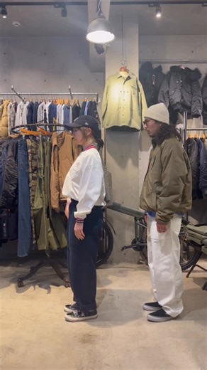 MILITARY SHOP WAIPER(ワイパー) on Instagram: "ジェリーポーズ🫧でリンクコーデ。 1月頭に発売して即完売した スイス軍デニム（ネイビー染め）が再販。 実物の風合いはそのまま、 少し遊びを足した一本です。 合わせたのは先日即完した実物 イギリス軍 PCS サーマルジャケット。 軽くて暖かい、頼れる名作です。 ⭐︎スイスデニムNAVY染め 2/2(月) 19:00- 販売開始⭐︎ 【商品URL】 ■ 実物 USED イギリス軍 PCS THERMAL ジャケットq https://www.waiper.co.jp/SHOP/wip-21011111.html ■ 実物 USED スイス軍 1980年代 後期型 ヴィンテージ デニムワークパンツ NAVY染め https://www.waiper.co.jp/SHOP/wip-25122621.html ・ ・ ・ ミリタリーショップWAIPER 〒810-0005 福岡県福岡市中央区清川3-26-17WAIPERビル OPEN/CLOSE 12:00～19:00 お電話でのお問い合わせ TEL 092-