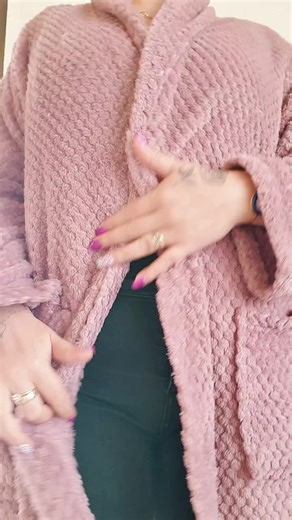 Stylish Home Fashion: Pink Fluffy Robe Reveal