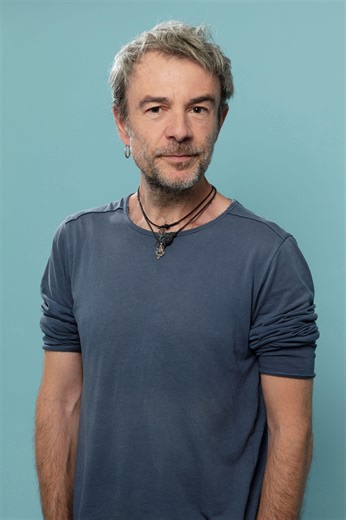 Avec "Fort Alamo", le maître de l’absurde Fabrice Caro signe un roman plus mélancolique | RTS