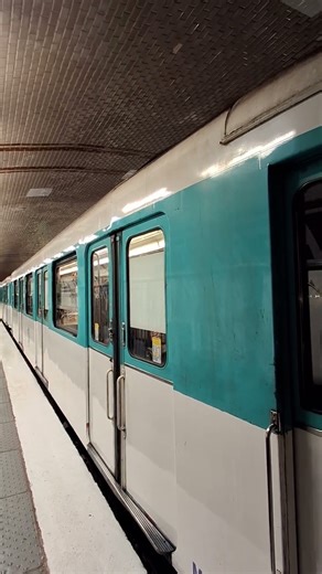 [Paris Metro] Line 12(MF67) Departing Solférino