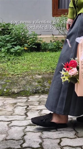 Valentine gift cantik tapi nggak bikin dompet nangis? Ada kok! 🌸✨ Harga mulai 55rb udah dapet paket segemas ini. Tag si doi biar dia peka! #valentinegift #affordablegifts #jogja #smallbusiness #flowerbucket
