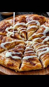 “I brought this to a family get-together once, and it disappeared before I even had a piece.” Recipe in 💬 ⬇️ | Easy Recipes