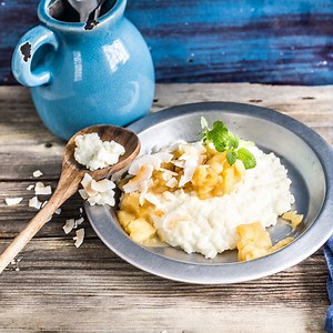 Klassische Desserts sind euch zu langweilig? Dann probiert unbedingt einmal unseren herrlich cremigen Milchreich. Der besondere Twist? Das mit Zimt, Calvados und Honigsenf gepimpte Apfelkompott verleiht dem ganzen Gericht eine besonders fein-fruchtige Noten. 💛 #mustardlovers Das Rezept findet ihr hier 👉 www.mustardlovers.de/rezept/milchreis-mit-zimt-senf-apfelkompott | Maille Deutschland