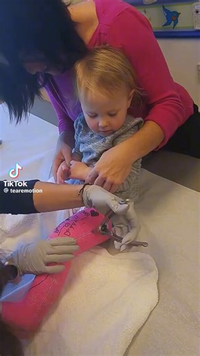 is this ai? im gen so comfused the baby’s leg looks rlly long + she looks so young