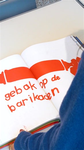 Did you know that the Stedelijk Museum houses no fewer than 20,000 posters in its collection? 😮 And now over 500 of them are bundled! The selection ranges from underground protest stencils to beautiful screen prints and bold exhibition designs. Arranged by color, they offer a fascinating journey through visual stories, design movements, and cultural history—from the nineteenth century to today. A must-have book for anyone curious about the power of print and the evolution of graphic design in t