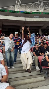 Wait... how many dancers are in the crowd again? 😉 On-the-spot jam feat. MT Pop, SonLam & Xelyna! Would you join in if the dance cam landed on you? 💬 #redbulldance #singapore | Red Bull Dance
