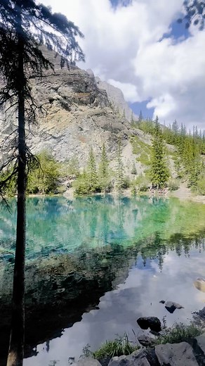 Hiking the Grassi Lakes Trail is absolutely worth it! The crystal-clear turquoise waters and stunning mountain views make it a sight to behold. 💚⛰️#GrassiLakes #AlbertaAdventures #HikingHeaven #TurquoiseWaters #NatureLovers #CanmoreHikes #HiddenGem #CanadianRockies #EpicViews #CanmoreAlberta @highlights | Robert Odivilas