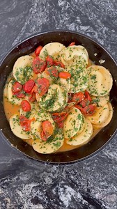 ✨ SORRENTINOS A LOS 4 QUESOS✨ Rinde 24 unidades Masa ✅ 150 grs de harina 000 ✅ 50 grs de semolin ✅ 2 huevos ✅ 1 chorrito de aceite ✅ sal a gusto Relleno ✅ 200 grs de ricota ✅ 100 grs de pategras ✅ 100 grs de sardo ✅ 100 grs de muzzarella ✅ pimienta negra molida Salsa ✅ 500 grs de tomates cherries ✅ 1 diente de ajo ✅ 1 chorrito de vino blanco ✅ 1 chorrito de agua ✅ perejil fresco picado o albahaca ✅ aceite de oliva #sorrentinos #pastacasera #madeincasa #cocinandoconjime | Made In Casa