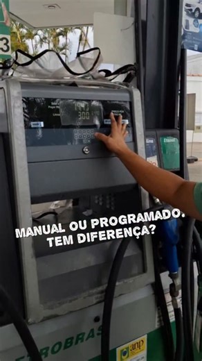 Diz Posto | Conteúdos sobre postos de gasolina on Instagram: "⛽️ Programado ou manual, dá na mesma? Muita gente pergunta se o frentista programar o valor ou abastecer no manual faz diferença. 👉 A resposta é NÃO. As bombas são aferidas pelo IPEM/Inmetro e entregam exatamente a quantidade de combustível registrada, independente da forma de abastecimento. #DizPosto #PostoHonesto #AbastecimentoSeguro #Frentista #Combustível IPEM Inmetro ConfiançaNoPosto ⛽️"