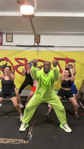 Here a great and fun group workout try two sets of eight #billyblankstaebo