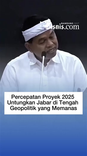 Gubernur Jawa Barat Dedi Mulyadi pada Selasa (10/3/2026) menilai percepatan proyek infrastruktur pada 2025 menguntungkan Pemprov Jabar di tengah tekanan ekonomi global 2026. Proyek senilai Rp629 miliar dipercepat pada Oktober 2025 dengan skema tunda bayar, selesai hingga akhir tahun, dan dibayarkan pada awal 2026. Menurutnya, langkah tersebut membuat pembangunan lebih efisien karena proyek telah rampung sebelum potensi kenaikan harga bahan konstruksi akibat gejolak geopolitik dan pelemahan nilai