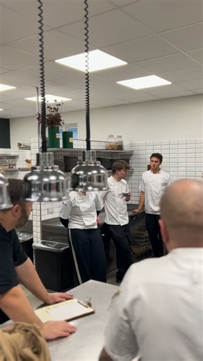 Nytårsforberedelserne er i fuld gang! Kokkene knokler i køkkenet, og vi glæder os til at forkæle jer nytårsaften 🎉 • • • • • #nytår #catering #resume #svendborg Fyn | Restaurant Resumé