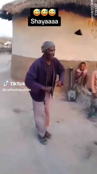 This is a dance of the Ndebele people of Zimbabwe. It is performed in rainmaking ceremony held before the rain season or when there is a drought. The dance routine employs a unique brand of rhythm and style. Isitshikitsha Dance emphasises, not only the skilful use of limbs for dramatisation, but artistic representation of all dramatised actions and situations, together with powerful stopping of feet on the ground.Babusisiwe abalabo gogo labokhulu abasabafundisa imigido yethu yomdabuko ✌️